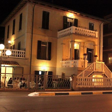 Hotel Villa Laura Римини Экстерьер фото