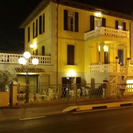 Hotel Villa Laura Римини Экстерьер фото