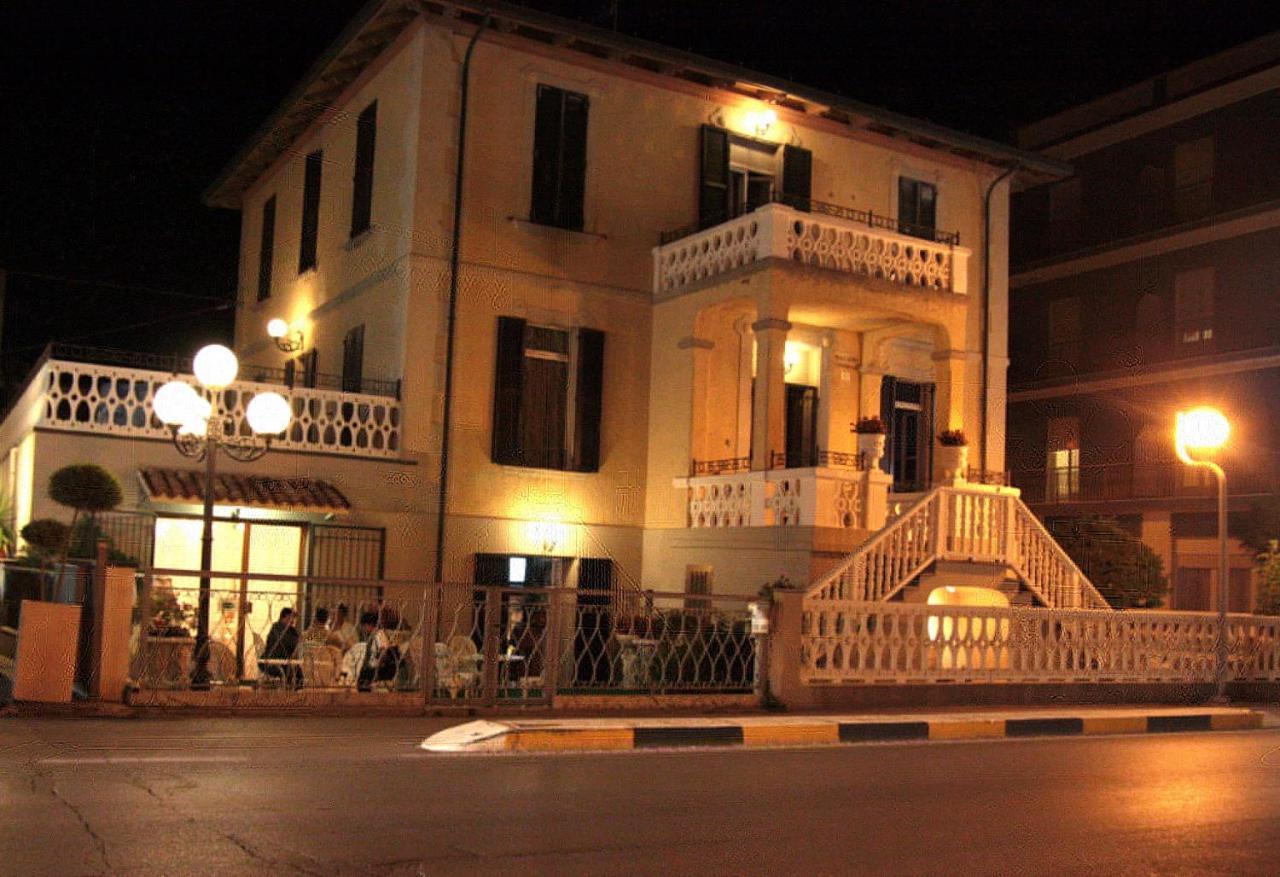 Hotel Villa Laura Римини Экстерьер фото