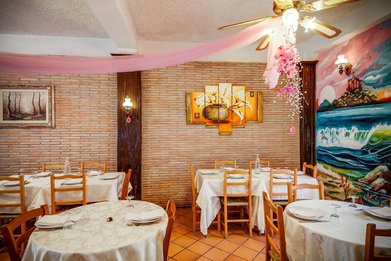Hotel Villa Laura Римини Экстерьер фото