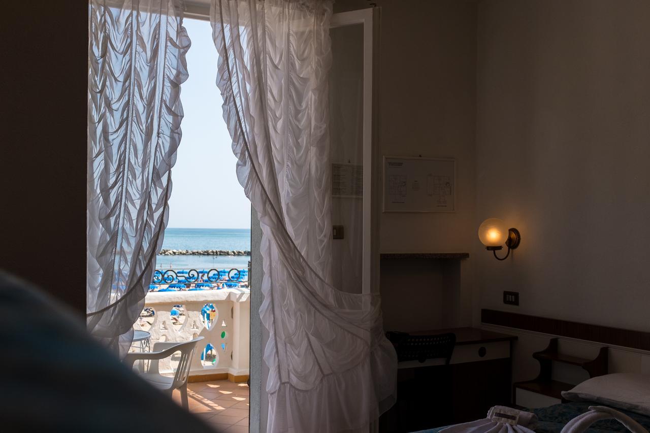Hotel Villa Laura Римини Экстерьер фото